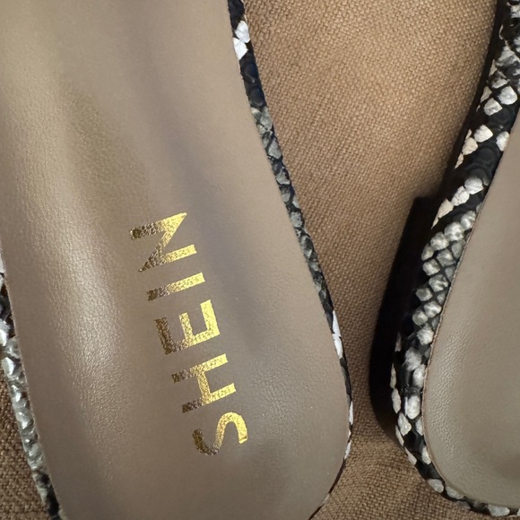 *New W/O Tags* SHEIN Square Circle Animal Print Flat Sandals, Sz 39 - Picture 2 of 7